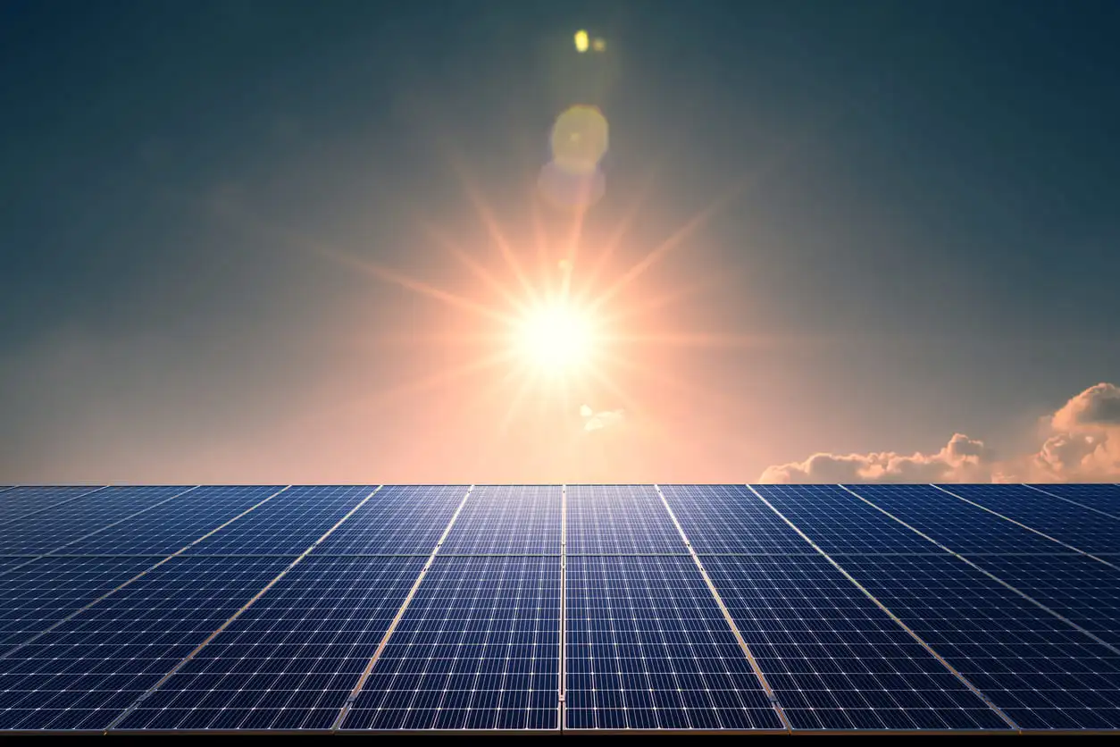 Painéis fotovoltaicos sob a luz do sol